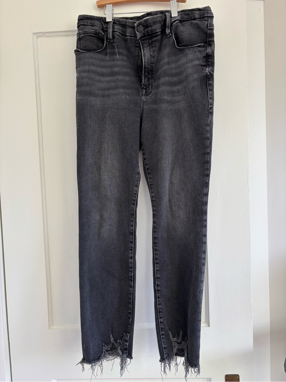 Good American Black Washed Skinny Jeans with Frayed Hem